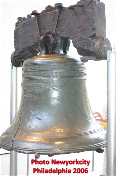 Quel est cet instrument en C, une cloche du bâtiment historique de Philadelphie où fut signé la déclaration d'indépendance des États-Unis le 4 juillet 1776 et où fut adoptée la constitution ?