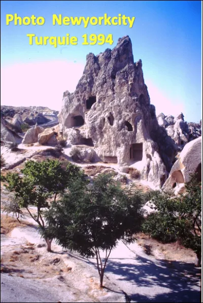 Quelle est cette région en C, une région historique de la Turquie, célèbre pour ses habitations creusées dans la roche et ces 3 000 chapelles troglodytes rupestres décorées de mosaïques ?