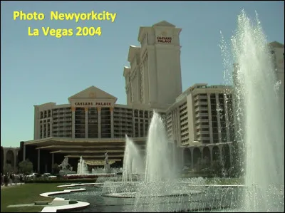 Quel est cet hôtel-casino en C, situé sur le Strip de Las Vegas, Palace qui s'inspire du thème romain ?