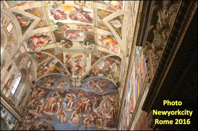 Quelle est cette salle en C appartenant au Palais du Vatican, où les cardinaux élisent chaque nouveau pape, salle célèbre pour les fresques religieuses de Michel-Ange qui décorent la voûte ?