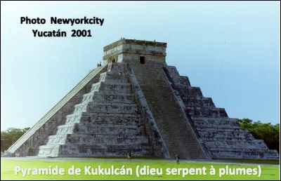 Quelle est cette ancienne ville des mayas en C, située dans la péninsule du Yucatan au Mexique et célèbre pour sa pyramide dédiée au dieu serpent à plumes ?