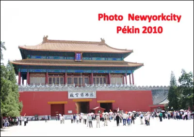 Quel est ce palais impérial en C, le plus vaste complexe architecturale de Chine (72 hectares), situé à Pékin et datant de 1406 ?
