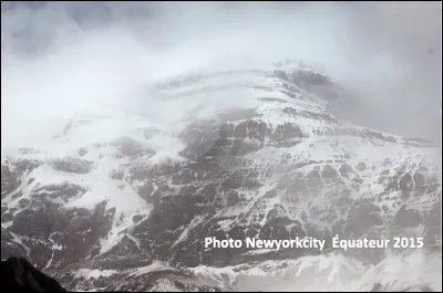 Quel est ce sommet en C, un volcan d'Équateur qui culmine à 6 253 mètres, en partant du centre de la terre, il est le plus haut sommet du monde ?