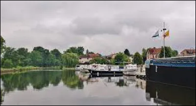 Commune de l'aire d'attraction Roannaise, au bord du canal de Roanne à Digoin et de la Loire, Briennon se situe dans le département ...