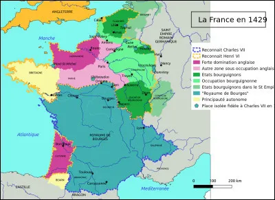 Les Armagnacs contestent la validité du traité de Troyes et reconnaissent le dauphin, futur Charles VII, comme seul héritier de la couronne. Humilié et chassé de Paris, Charles VII est dans une situation désespérée. Il ne gouverne réellement que sur une partie de la France située au Sud de la Loire. Dans quelle ville se réfugie-t-il pour organiser la résistance contre les Anglais et les Bourguignons ?