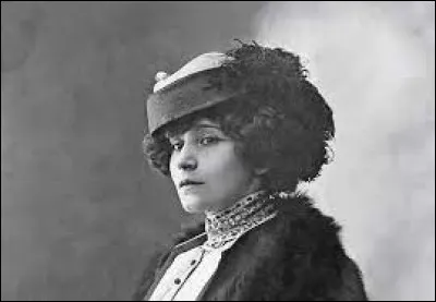 Sidonie-Gabrielle Colette est née le 28 janvier 1873. C'est à elle que l'on doit la série littéraire des "Claudine". Elle fut la 1re femme en France à...