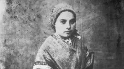Sainte Bernadette (Marie-Bernarde Soubirous) est née un 7 janvier à Lourdes, dans les Hautes-Pyrénées. Quel est le chef-lieu de ce département ?