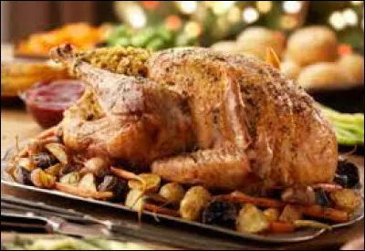 Maintenant, bien sûr, parlons de la traditionnelle dinde de Noël ! De quoi est-elle généralement accompagnée ?