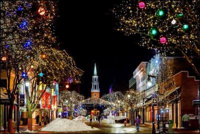 Commençons avec le Canada. Savez-vous que dans ce pays se trouvait la plus ancienne parade de Noël, ainsi que la plus grande ? Cette parade se trouve dans la ville de...