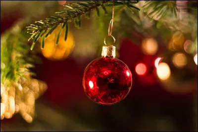 Un sapin de Noël n'est pas un sapin sans bien sûr les traditionnelles boules de Noël ! Comment se dit ''boule de Noël'' ?
