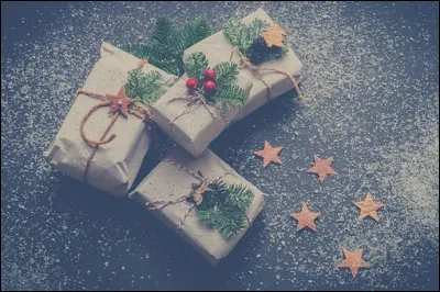 Le 25 décembre, le père Noël donne ceci : Les cadeaux ! ''Cadeau'', en anglais, se dit...