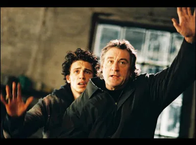 "Père et flic" est le titre d'un film interprété par Al Pacino.