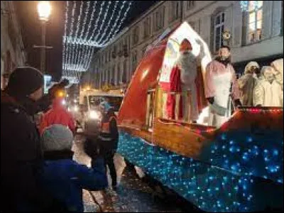 Nous terminons notre balade à Lunéville, rue Banaudon, au défilé de Saint-Nicolas. Nous sommes en Lorraine, dans le département ...