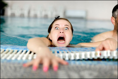 La personne qui a peur de l'eau est appelée...