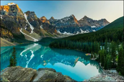 Tu as toujours les yeux fermés, Kirua te guide en te prenant par la main. Au bout d'un moment il te dit d'ouvrir les yeux et tu vois devant toi un magnifique lac.
Quelle est ta réaction ?