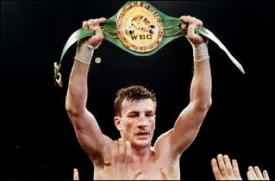 Quel a été le plus jeune champion du monde de l'histoire de la boxe ?