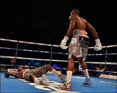 Quelle décision s'applique à un boxeur qui reste plus de 10 secondes au sol ?