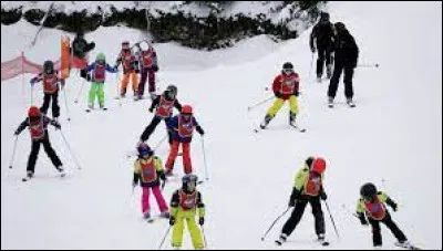 Comme appelle-t-on un s&eacute;jour &agrave; la montagne organis&eacute; par une &eacute;cole durant le temps scolaire ?