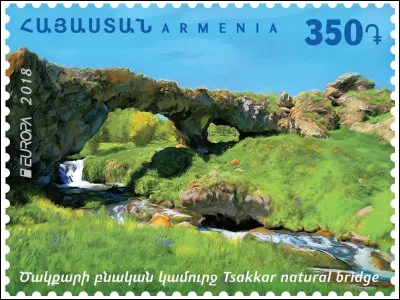 Arménie > Ce pont extrêmement ancien près du village de Tsakkar a quelque chose d'unique : quoi donc ?