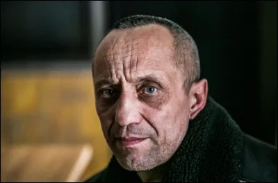 Tu décides d'aller voir ce qui se trame. Tu passes par la porte entrouverte et tu vois un homme avec, à la main, ce qui semble être un couteau. Il murmure "Léa... où es-tuuuuuu ? ! !" La porte d'entrée de l'appartement est entrouverte. Tu peux fuir mais si tu fais ça. Léa va se faire tuer et il est évident que le tueur te tuera s'il te voit ! 
Que fais-tu ?