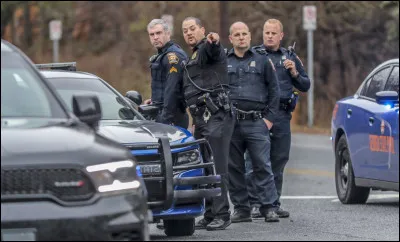 Tu arrives dehors et tu vois la police arriver. Les hurlements de Léa ont dû alerter les voisins. Les policiers sortent tous de la voiture et rentrent dans l'immeuble. Que fais-tu ?