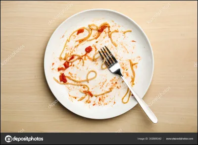 Tu engloutis le rôti en entier avant de te rendre compte que tu n'as rien laissé à Léa ! Cette dernière étant toujours en train de pleurer, n'a rien remarqué. Que fais-tu ?