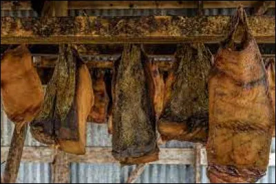Gastronomie : Quel pays consomme le plat "H&aacute;karl", compos&eacute; de viande de requins s&eacute;ch&eacute;e ?