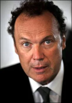 Sous le nom de quelle star amricaine, dont il est le sosie, Julien Lepers s'est-il amus  signer des autographes lors d'un passage  Cannes ?