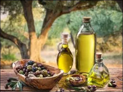 En moyenne, combien de calories comportent 100 grammes d'huile d'olive ?