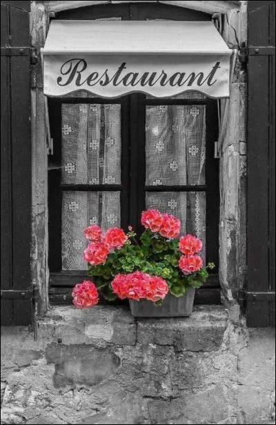 Quelles récompenses sont décernées par le Gault et Millau, aux restaurants sélectionnés par ses soins ?