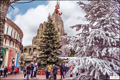 Quel est le nom de ce parc d'attractions français, bien décoré d'un sapin enneigé pour la période de Noël ?