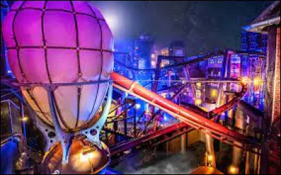 Ce parc d'attractions situé en Allemagne est impressionnant ! Pour Noël, il est décoré de millions de lumières, de spectacles, de délicieuses spécialités de Noël dans les restaurants du parc, et le plus impressionnant : Les attractions sont fabriquées pour pouvoir fonctionner jusqu'à la température de -10°C ! Les plus courageux braveront le froid et iront tester la dernière nouveauté du parc : ''FLY'' !