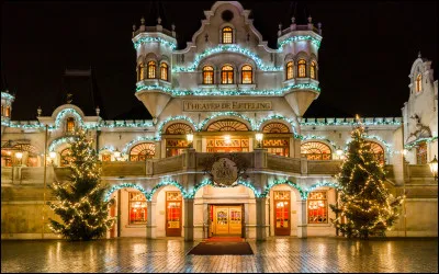 Direction maintenant les Pays-Bas où nous nous rendons dans un parc pour profiter d'une immersion hivernale féérique ! Ce parc est même considéré comme ''le Disneyland Paris des Pays-Bas'' !