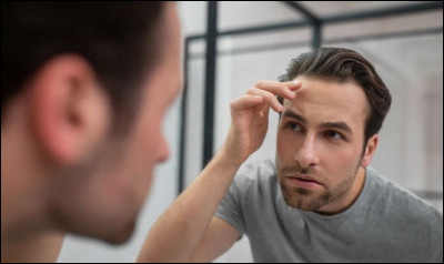 Avoir l'eisoptrophobie, c'est la...