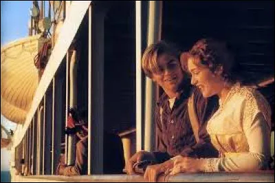Qu'apprend Jack à Rose sur le bateau ?
