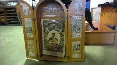 1870-1914 > Les fameuses planches des "Images d'Épinal" déjà reliées en albums cartonnés, sont diffusées par des colporteurs. Durant cette période, en France, il s'en vend plus de ... !