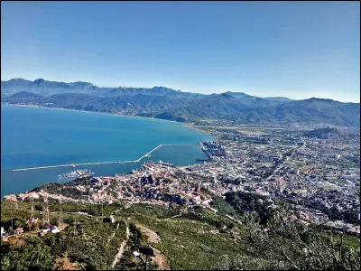 Elle est sise en Algérie, au bord de la Méditerranée, et fournissait la cire pour la fabrication des bougies.