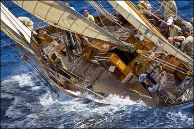 Le substantif relève du domaine maritime durant la navigation.