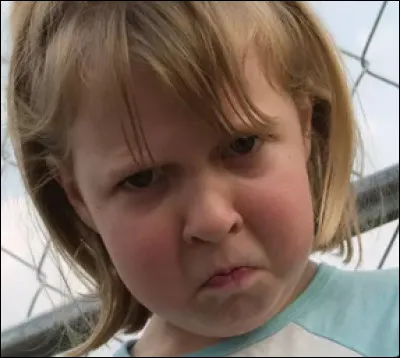 La madame n'a pas l'air très contente que tu lui aies pris ses ''fleufleurs''..  .