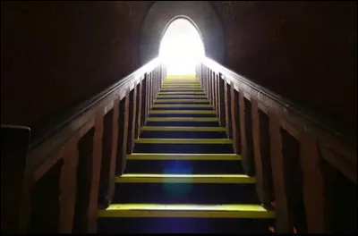 Pas le temps de réfléchir, tu refais tout le chemin à l'envers pour aller chercher tes affaires et t'en aller.
Cependant tu retrouves à l'entrée...