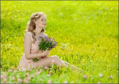 Dans ces bosquets, ne peuvent être trouvés que des rosiers à perte de vue dans lesquels tu tournes durant des heures.
Malheureusement sans trouver ni jardinier, ni cadavres ni même banc, seulement une autre nana bizarre assise dans les fleurs, occupée à les... renifler ?