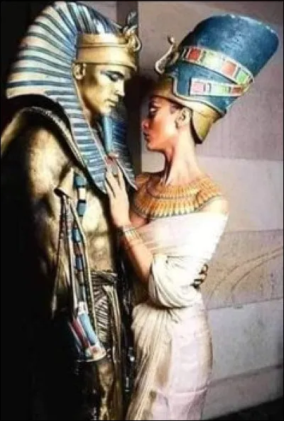 Couple historique de la XIIIe dynastie d'un pharaon hérétique et de la plus légendaire des reines. Qui sont-ils ?