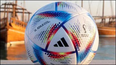 Combien pèse au maximum un ballon de la FIFA ?