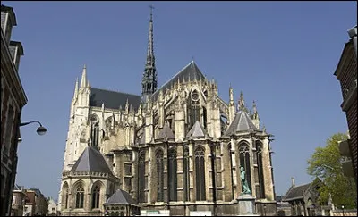 Découvrons le joyau de la ville d'Amiens : sa cathédrale Notre-Dame.
De quel style architectural dominant est-elle ?