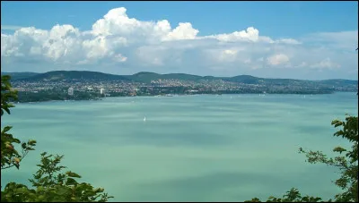 Dans quel pays le lac Balaton se trouve-t-il ?