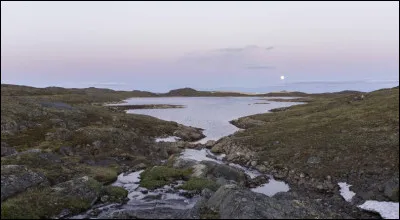 Dans quel pays le lac Amadjuak, d'une étendue de plus de 3 000 km², se trouve-t-il ?