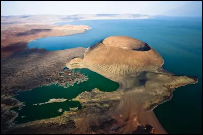 Dans quel pays le lac Turkana, grand lac de plus de 6 000 km², se trouve-t-il ?