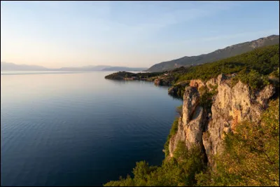 Quels sont les pays qui bordent le lac d'Ohrid ?