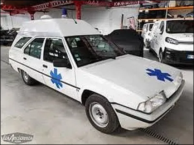 Quel est le modèle de cette ambulance des années 80 ?