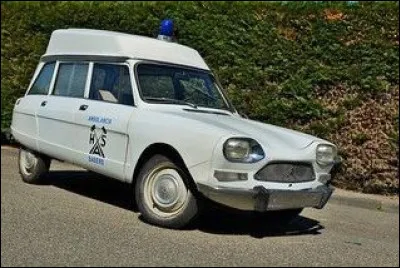 Voici une ambulance originale qui exigeait le démontage du siège avant passager. Quelle est cette auto ?